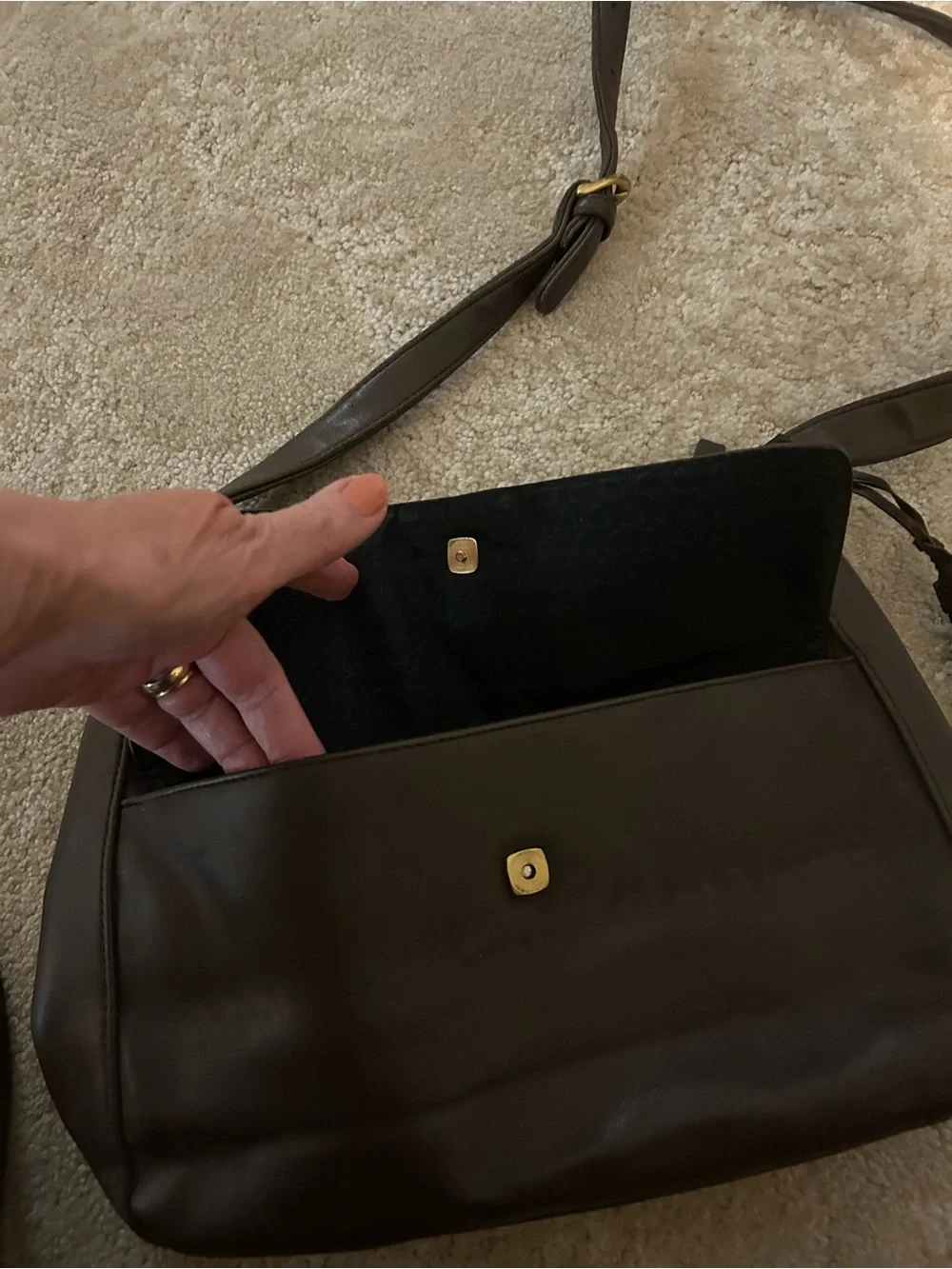 Liz Claiborne brown shoulder / crossbody purse w/ adjustable strap & pockets.